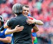 Granit Xhaka, îmbrățișându-l pe selecționerul Murat Yakin după victoria cu Ungaria // foto: Imago Images