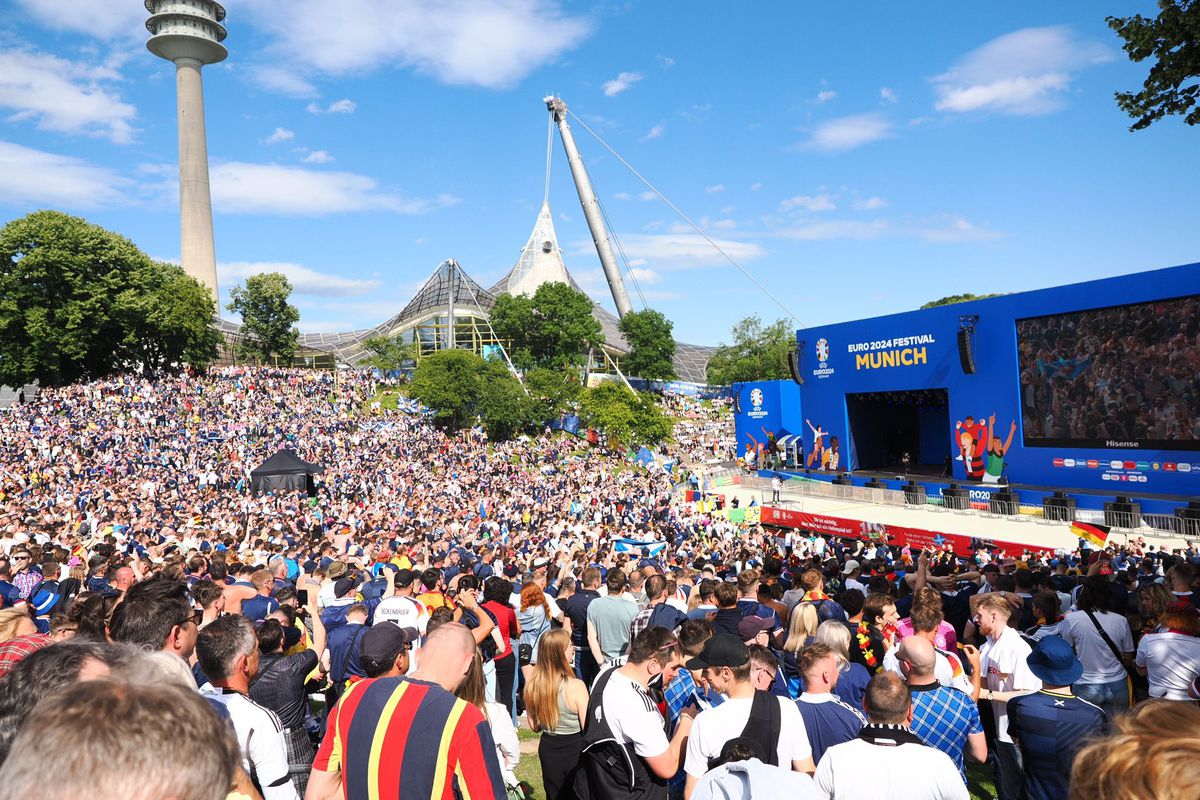 Cum se trăiește pregătirea unui meci la Fan Zone Munchen - imagini de colecție