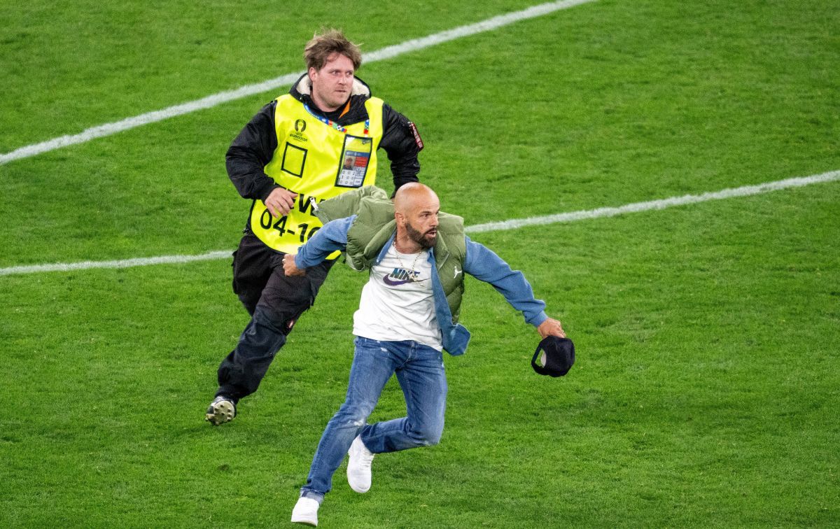 Imaginile pe care televiziunile și UEFA le-au vrut interzise! Ce s-a întâmplat pe teren, în prelungirile de la Italia - Albania