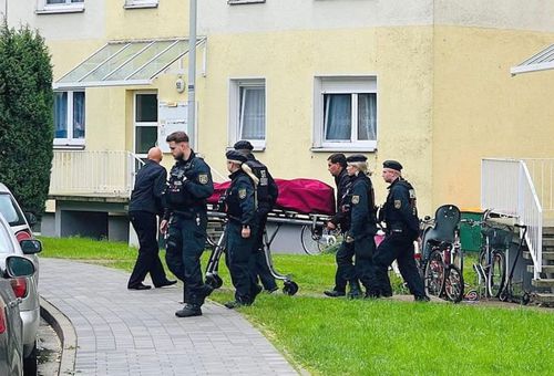 Polițiștii transportă una dintre victimele atentatului / Foto: Bild