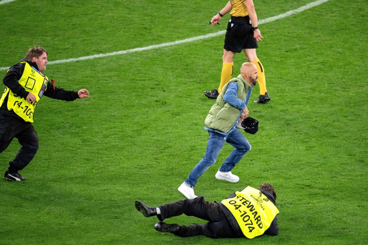 Imaginile pe care televiziunile și UEFA le-au vrut interzise! Ce s-a întâmplat pe teren, în prelungirile de la Italia - Albania