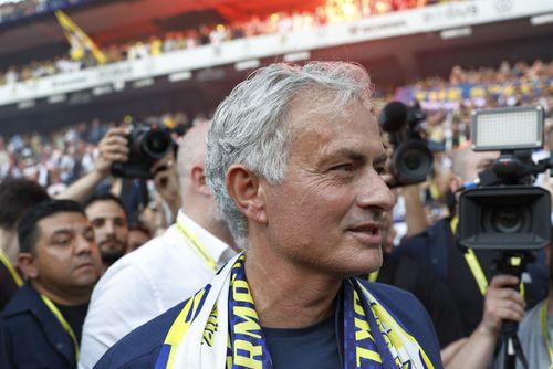 Jose Mourinho, în culorile noii echipe / Sursă foto: Facebook@ Fenerbahce