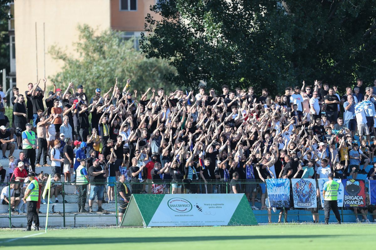 Imagini de colecție la Focșani, după victoria memorabilă cu CS Dinamo! Mii de fani, în extaz după promovarea în Liga 2