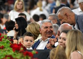 Steffi Graf şi Andre Agassi sunt în România » Eveniment de impact la Cluj: Simona Halep, discurs de mare campioană. Stere Halep, în lacrimi în tribune!