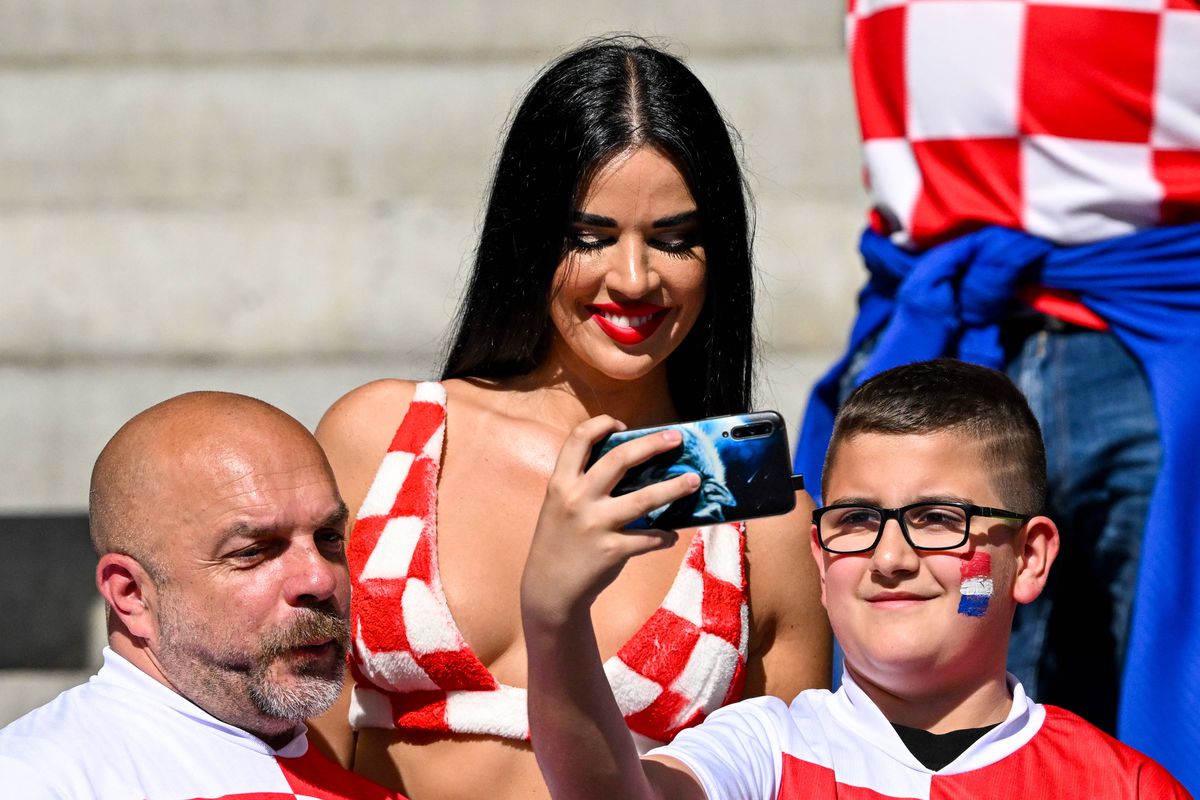 Apariție răvășitoare la EURO 2024 » I-a uimit pe toți în tribune și s-a pozat alături de mulți fani