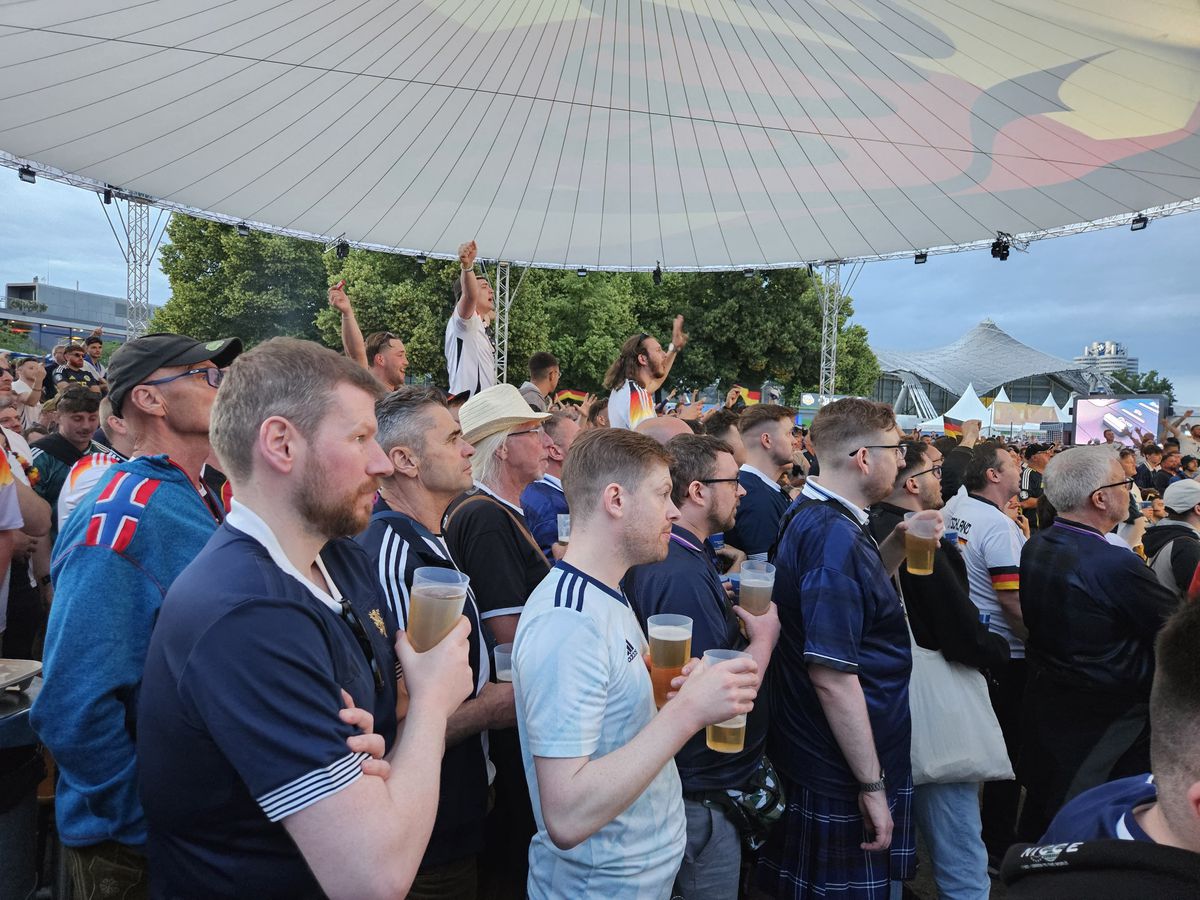 Cum se trăiește un meci de Euro în fan-zone-ul de la Munchen » Experiență memorabilă, dar sunt cozi și prețuri uriașe la orice!