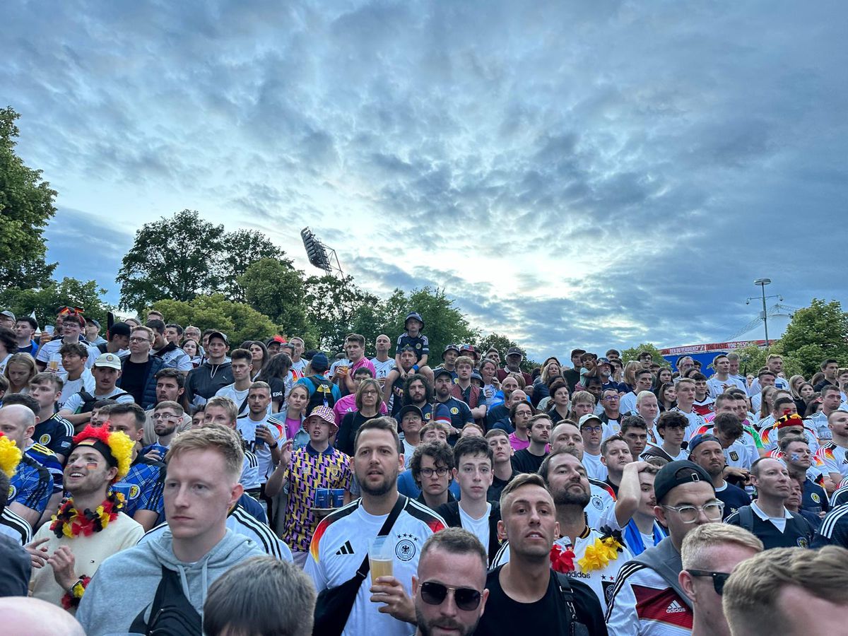 Cum se trăiește un meci de Euro în fan-zone-ul de la Munchen » Experiență memorabilă, dar sunt cozi și prețuri uriașe la orice!