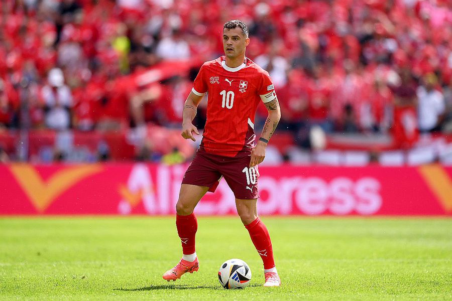 Granit Xhaka, în Ungaria - Elveția 1-3 // foto: Guliver/gettyimages Inter are deja o țintă pentru a-l înlocui pe Calhanoglu! Cristian Chivu transferă fostul căpitan de la Arsenal