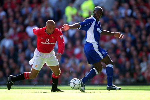 Kevin Campbell (dreapta) și Wes Brown