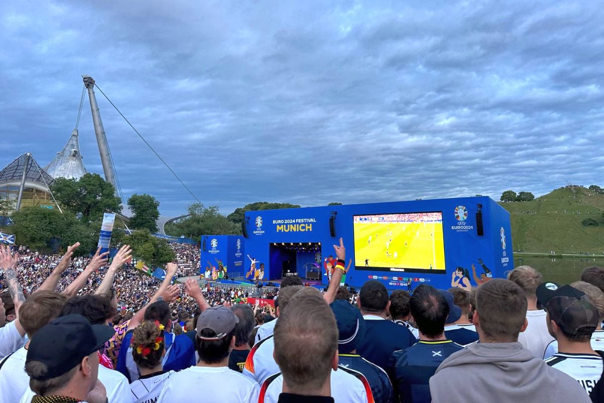 Cum se trăiește un meci de Euro în fan-zone-ul de la Munchen » Experiență memorabilă, dar sunt cozi și prețuri uriașe la orice!