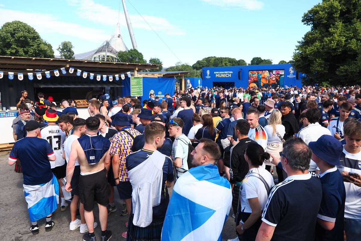 Cum se trăiește pregătirea unui meci la Fan Zone Munchen - imagini de colecție