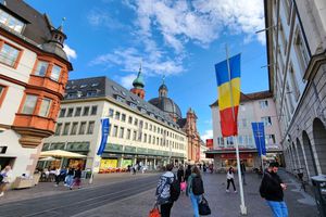 Würzburg, pământ românesc! Orașul„naționalei” la Euro e împânzit cu steaguri tricolore și cu mesajele jucătorilor