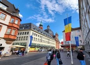 Würzburg, pământ românesc! Orașul „naționalei” la Euro e împânzit cu steaguri tricolore și cu mesajele jucătorilor