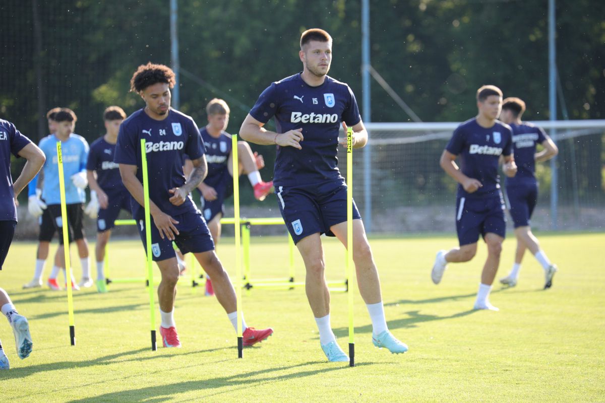 Universitatea Craiova s-a reunit duminică: 29 de fotbaliști prezenți, 5 noutăți în lotul lui Rădoi