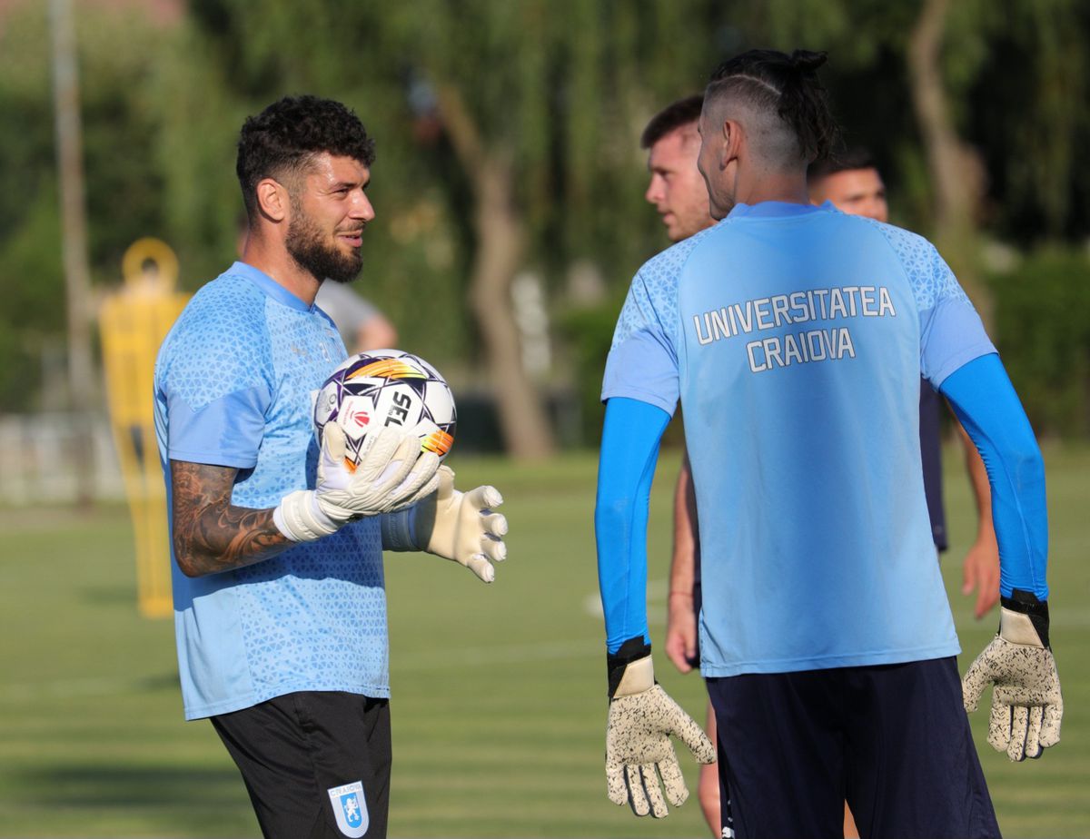 Universitatea Craiova s-a reunit duminică: 29 de fotbaliști prezenți, 5 noutăți în lotul lui Rădoi