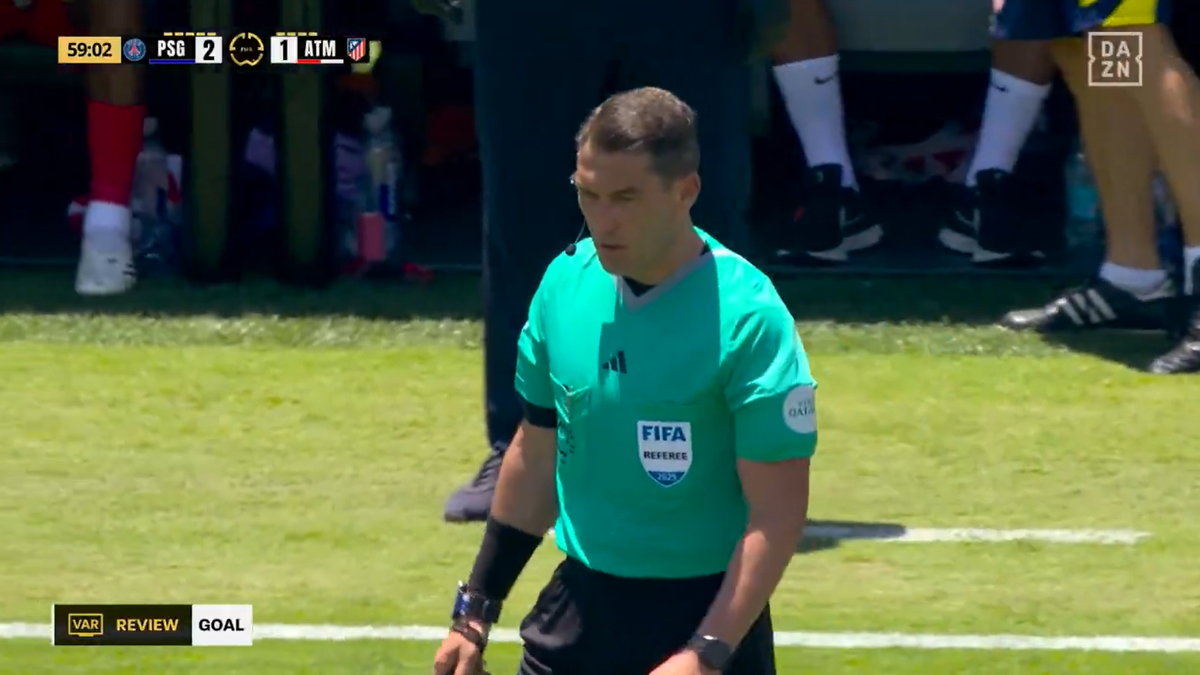 Istvan Kovacs, la microfon! Momentul serii pentru român la PSG - Atletico » A aplicat în premieră noua regulă din fotbal