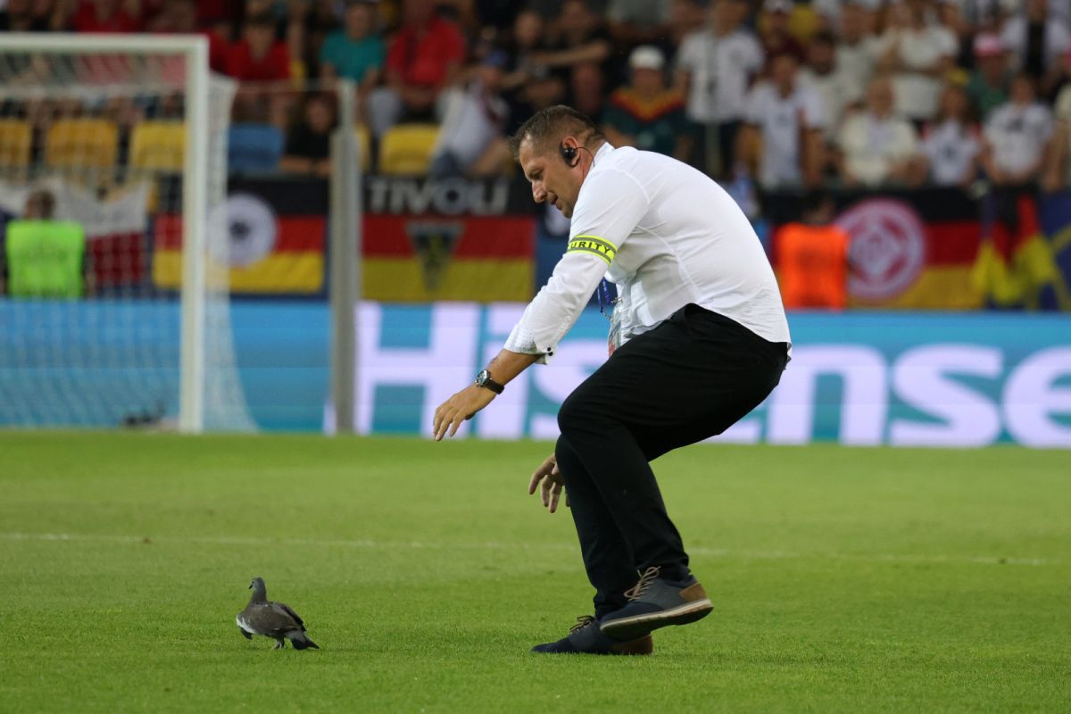 Scene inedite în meciul serii de la Europeanul U21 » Joc întrerupt dintr-un motiv neobișnuit: tot stadionul s-a ridicat și a aplaudat în picioare