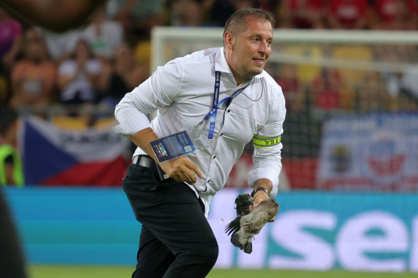 CORESPONDENȚĂ DIN SLOVACIA Scene inedite în meciul serii de la Europeanul U21 » Joc întrerupt dintr-un motiv neobișnuit: tot stadionul s-a ridicat și a aplaudat în picioare