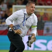 Momentul în care un oficial își face apariția pe gazon pentru a îndepărta pasărea aflată în suferință / FOTO: Ionuț Iordache (GSP)