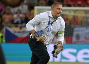 Scene inedite în meciul serii de la Europeanul U21 » Joc întrerupt dintr-un motiv neobișnuit: tot stadionul s-a ridicat și a aplaudat în picioare