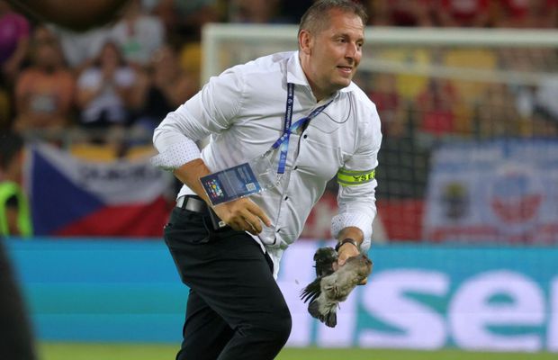 Scene inedite în meciul serii de la Europeanul U21 » Joc întrerupt dintr-un motiv neobișnuit: tot stadionul s-a ridicat și a aplaudat în picioare