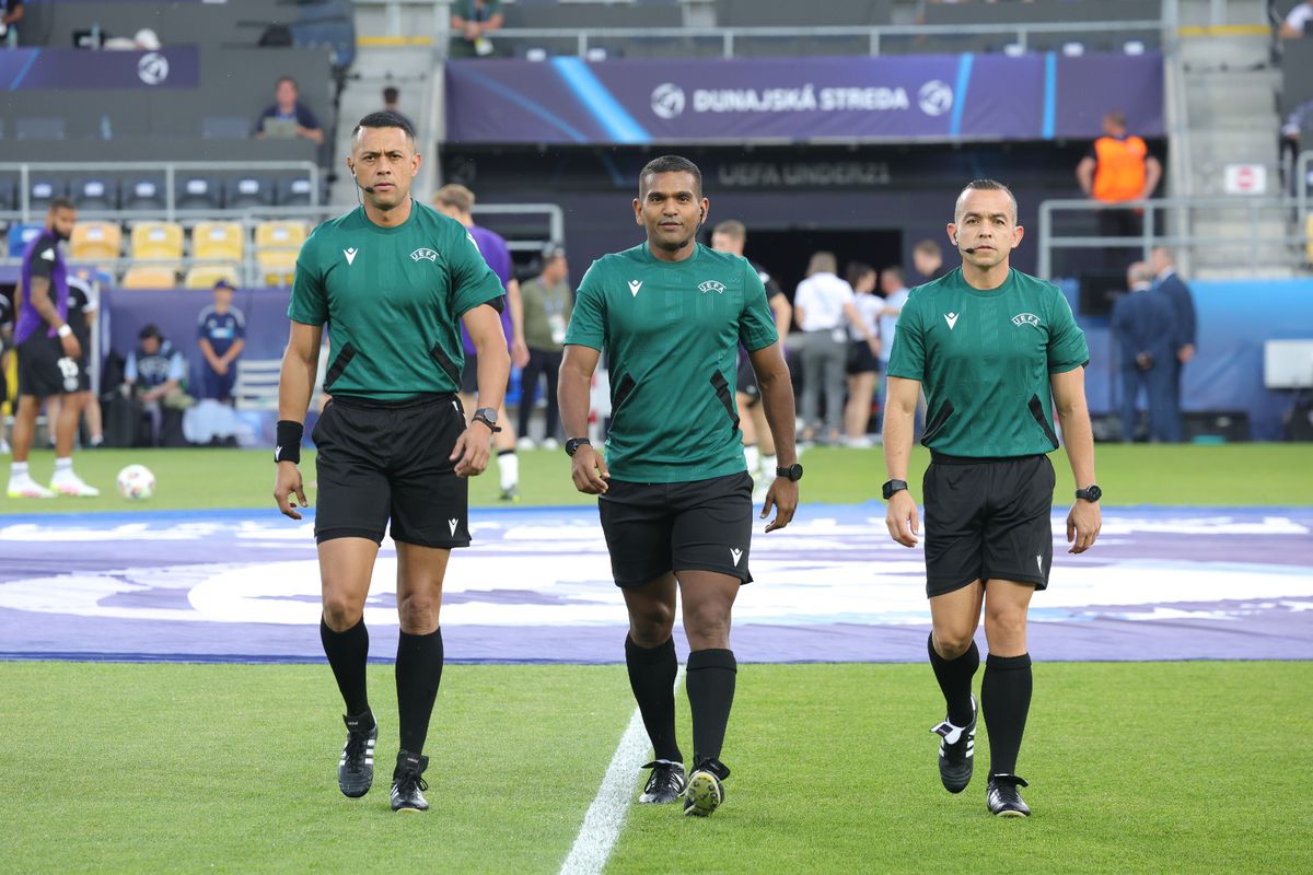 Moment nemaiîntâlnit! Ce i-a cerut arbitrul partidei Cehia U21 - Germania U21 fotoreporterului GSP