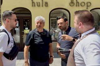 Imagini de senzație cu Mircea Lucescu în centrul Bratislavei! » Turcii i-au pupat mâinile: „La ei, asta înseamnă acest gest!”