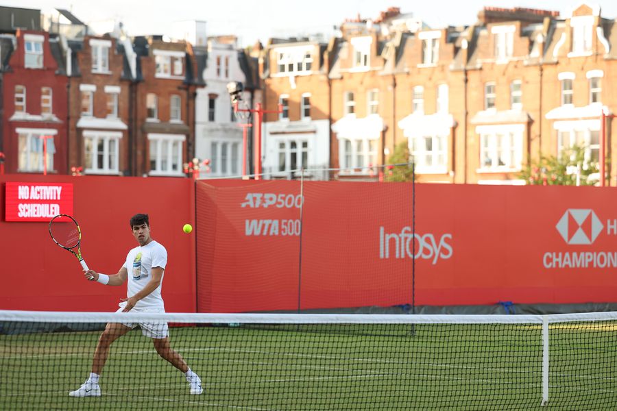 Carlos Alcaraz se antrenează deja pe iarbă la Londra FOTO Guliver/GettyImages Carlos Alcaraz despre incursiunea sa la Ibiza: „Anul acesta am luat-o mai ușor”