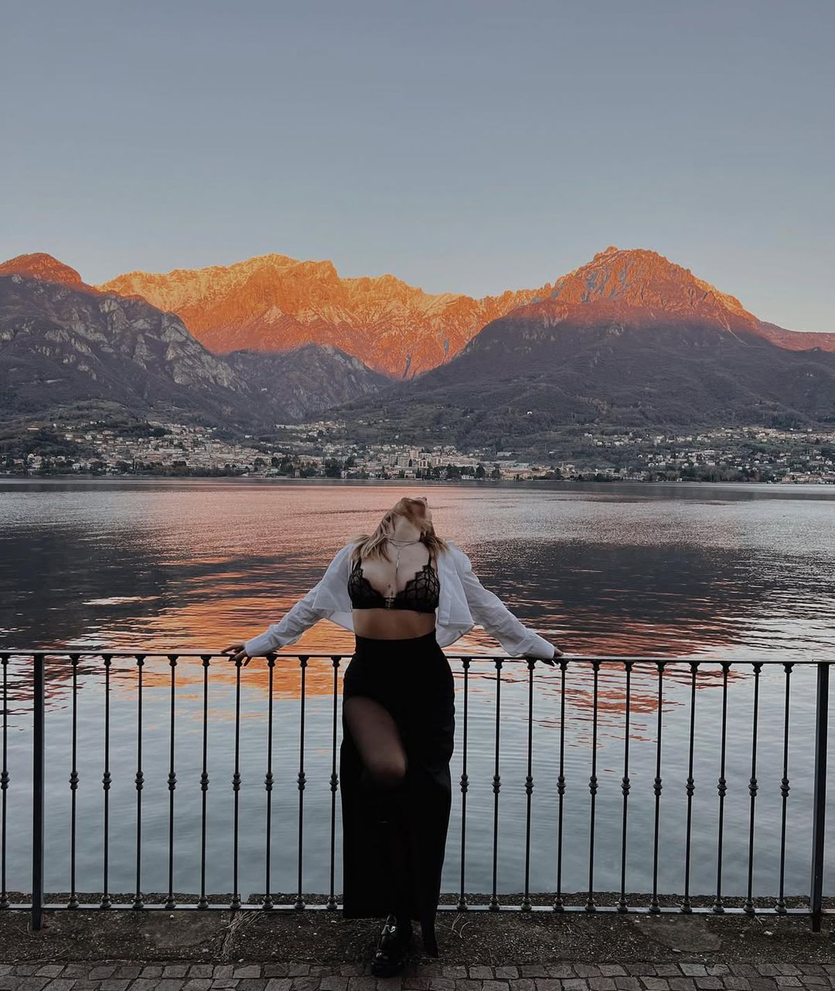 Bîrligea a ieșit aseară în fața locuinței și a scris două cuvinte mari pe zăpada de pe stradă