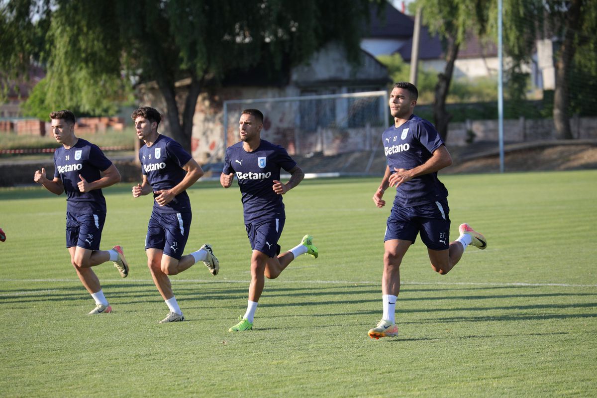 Universitatea Craiova s-a reunit duminică: 29 de fotbaliști prezenți, 5 noutăți în lotul lui Rădoi