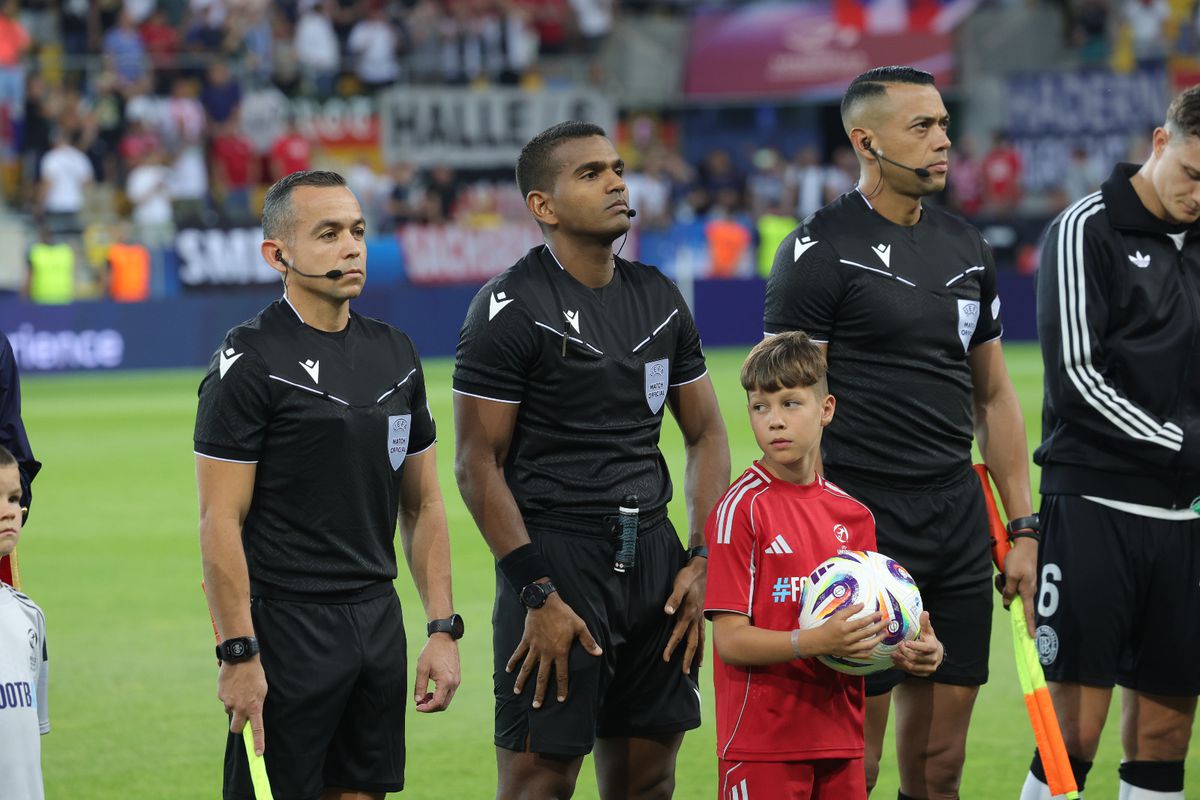 Moment nemaiîntâlnit! Ce i-a cerut arbitrul partidei Cehia U21 - Germania U21 fotoreporterului GSP