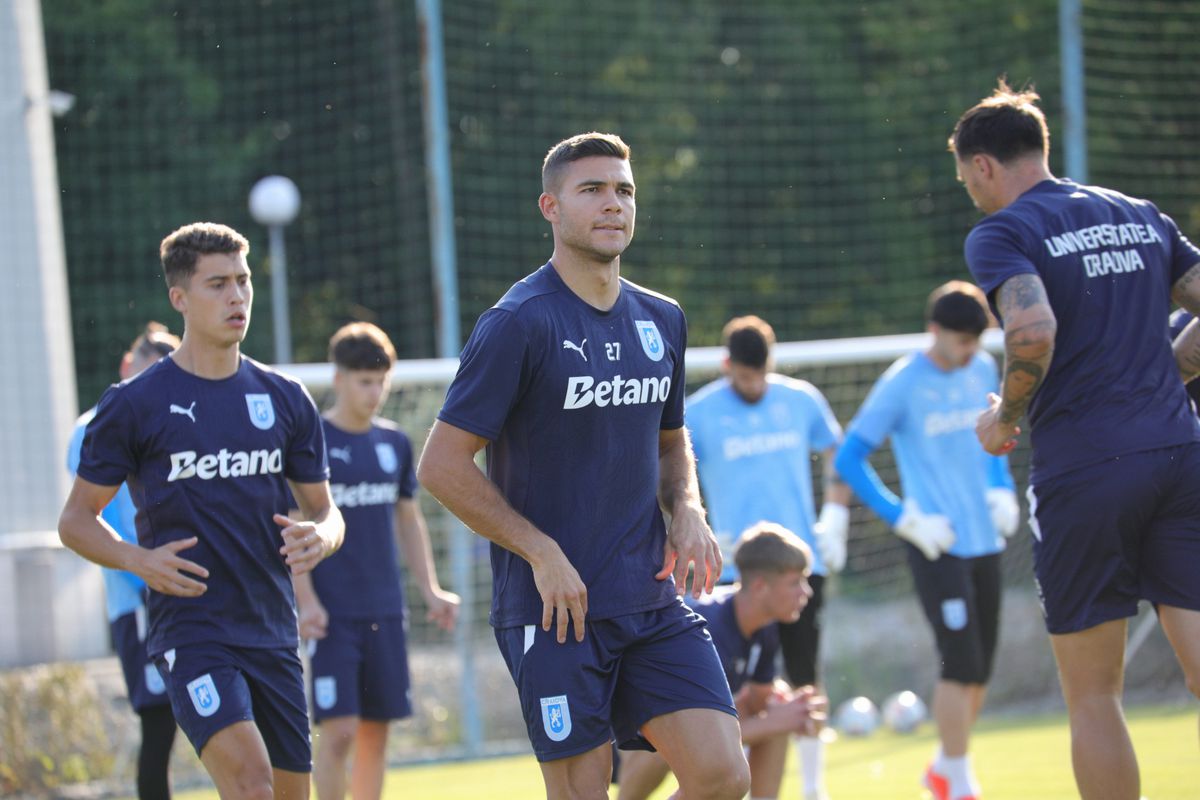 Universitatea Craiova s-a reunit duminică: 29 de fotbaliști prezenți, 5 noutăți în lotul lui Rădoi