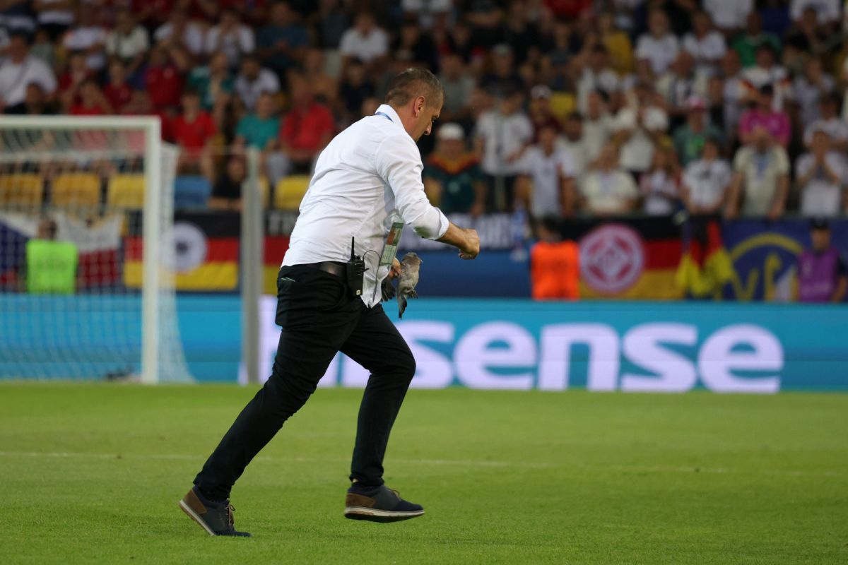 Scene inedite în meciul serii de la Europeanul U21 » Joc întrerupt dintr-un motiv neobișnuit: tot stadionul s-a ridicat și a aplaudat în picioare