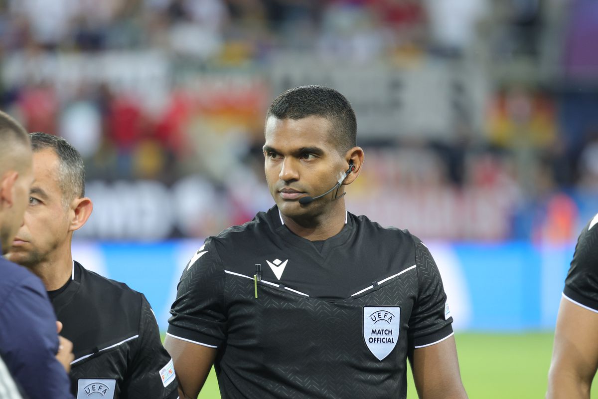 Moment nemaiîntâlnit! Ce i-a cerut arbitrul partidei Cehia U21 - Germania U21 fotoreporterului GSP