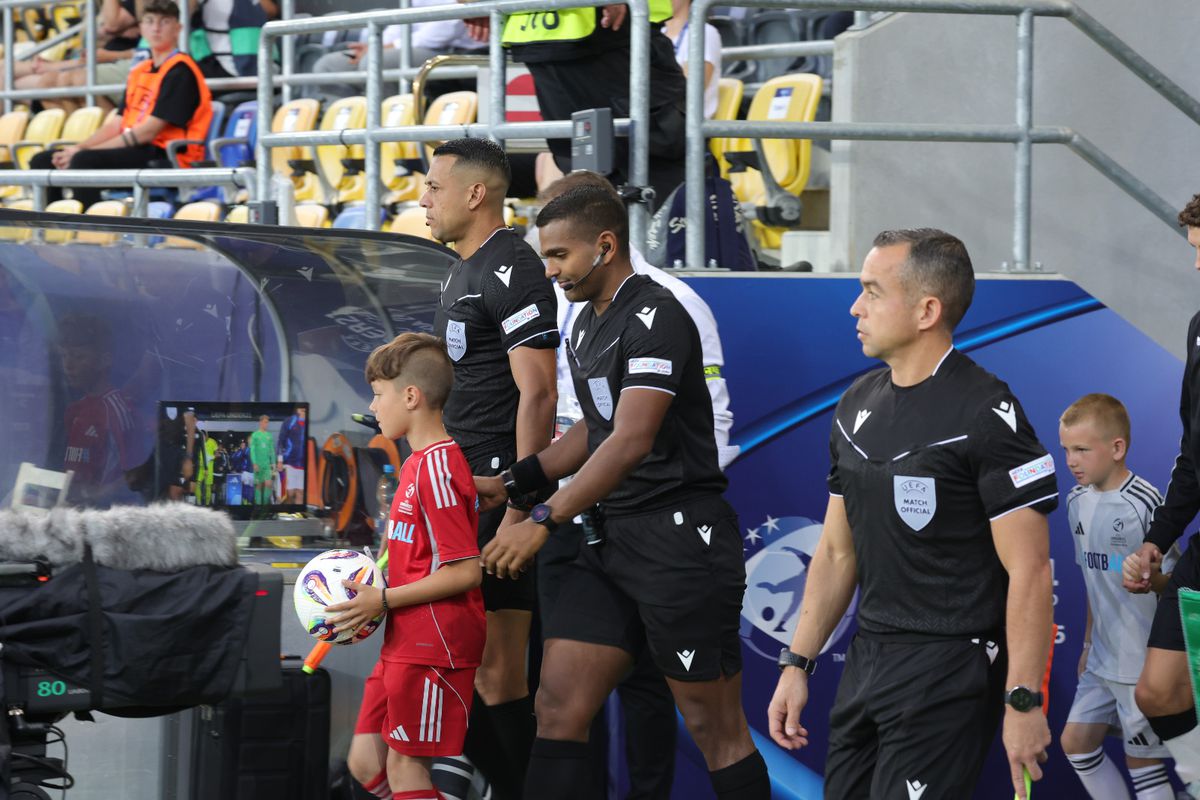 Moment nemaiîntâlnit! Ce i-a cerut arbitrul partidei Cehia U21 - Germania U21 fotoreporterului GSP