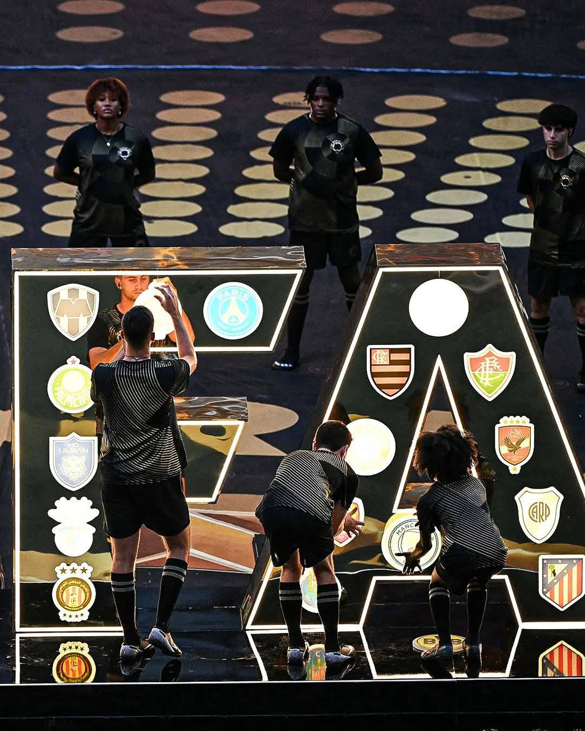 Lionel Messi și Luis Suarez au deschis Campionatul Mondial al Cluburilor » Ceremonia a fost impresionantă