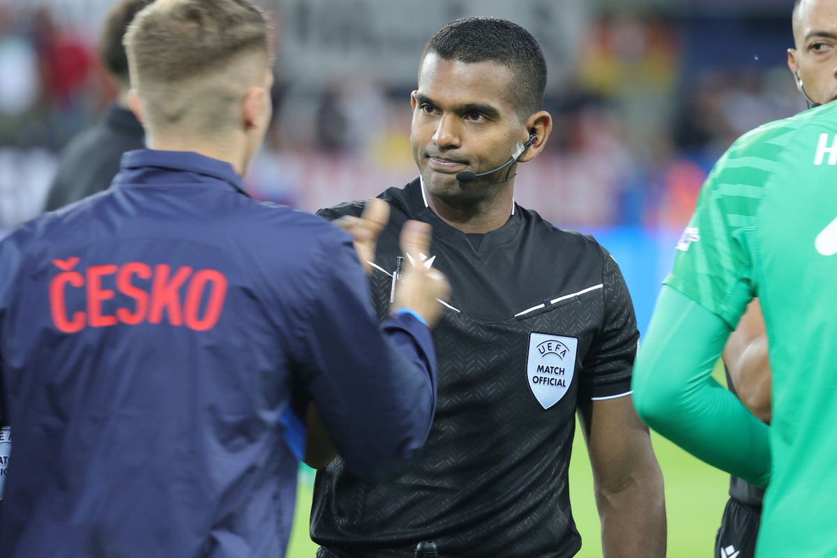 Moment nemaiîntâlnit! Ce i-a cerut arbitrul partidei Cehia U21 - Germania U21 fotoreporterului GSP