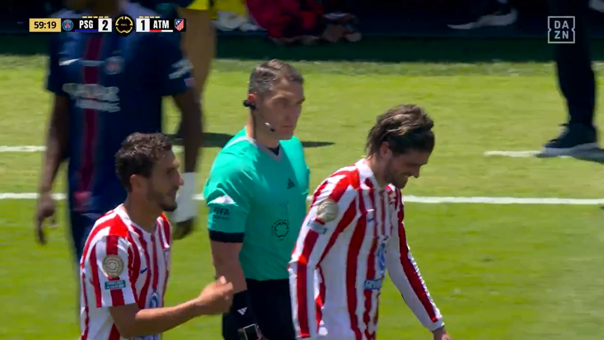 Istvan Kovacs, la microfon! Momentul serii pentru român la PSG - Atletico » A aplicat în premieră noua regulă din fotbal