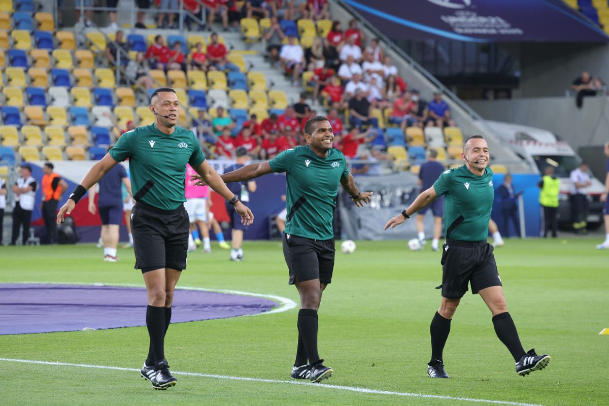 Moment nemaiîntâlnit! Ce i-a cerut arbitrul partidei Cehia U21 - Germania U21 fotoreporterului GSP