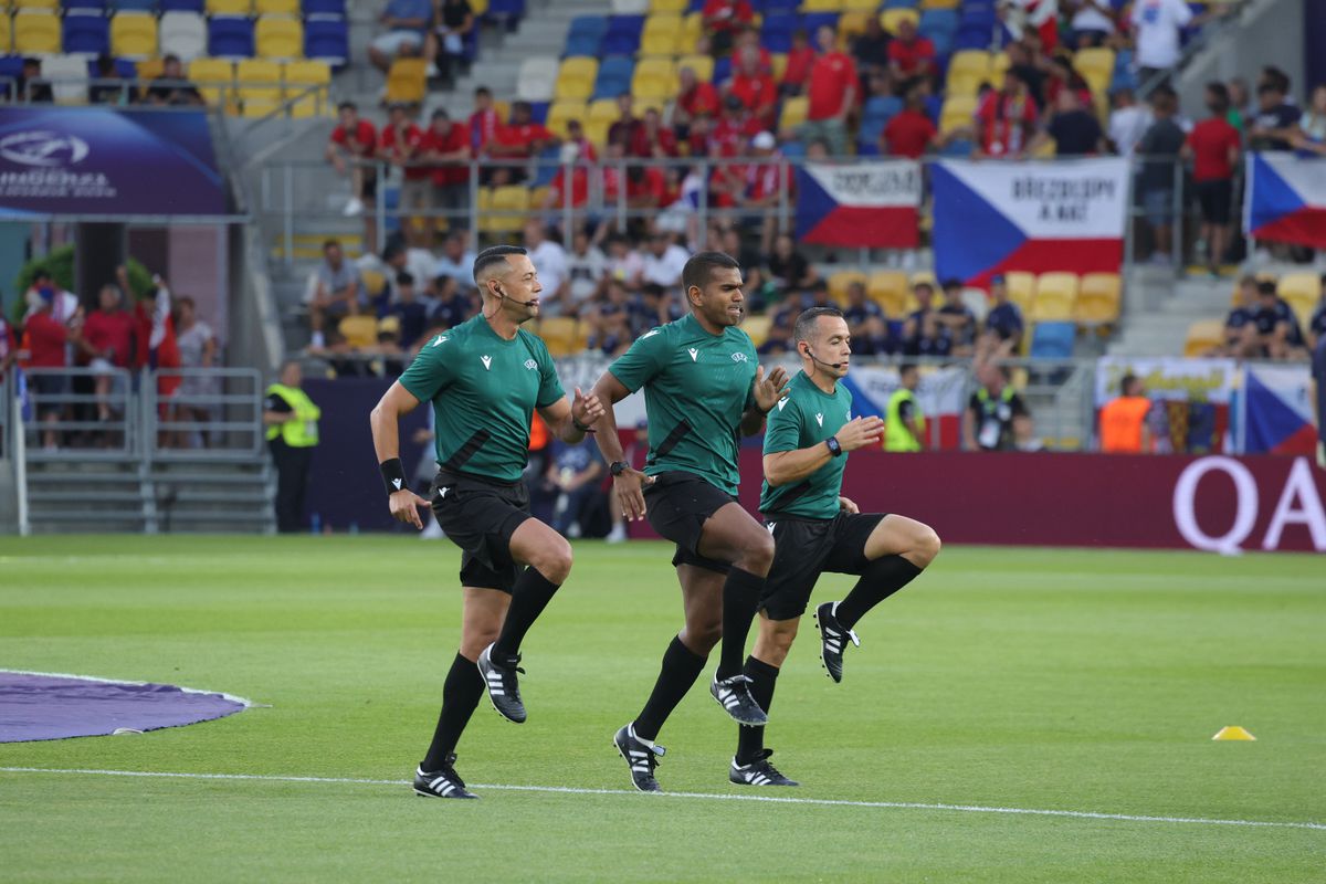 Moment nemaiîntâlnit! Ce i-a cerut arbitrul partidei Cehia U21 - Germania U21 fotoreporterului GSP