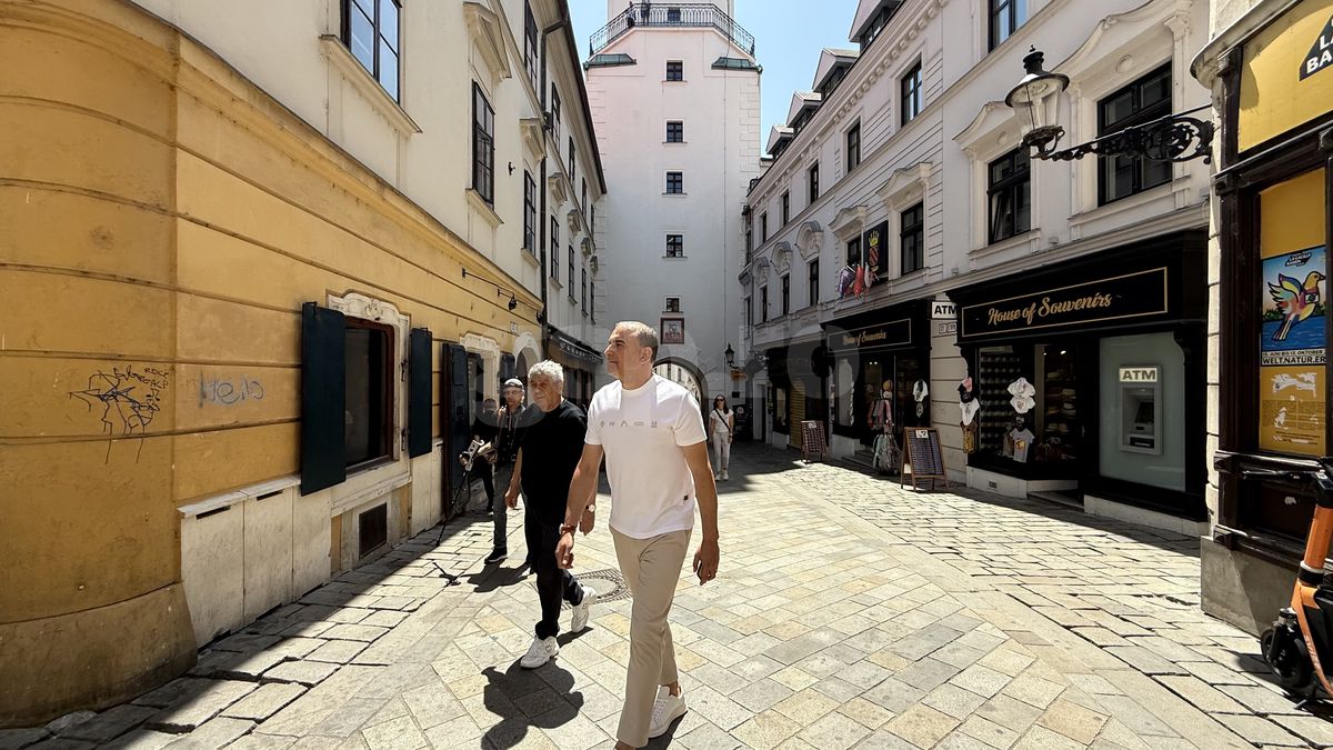 Imagini de senzație cu Mircea Lucescu în centrul Bratislavei! » Turcii i-au pupat mâinile: „La ei, asta înseamnă acest gest!”