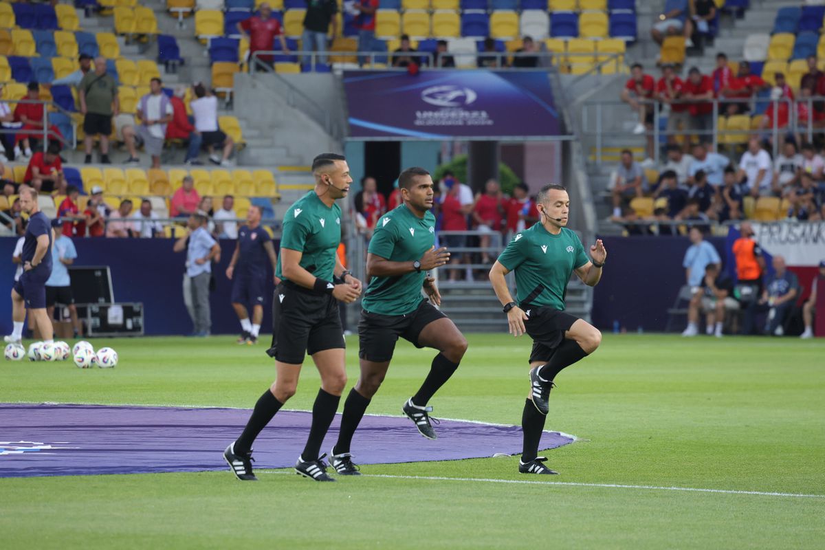 Moment nemaiîntâlnit! Ce i-a cerut arbitrul partidei Cehia U21 - Germania U21 fotoreporterului GSP