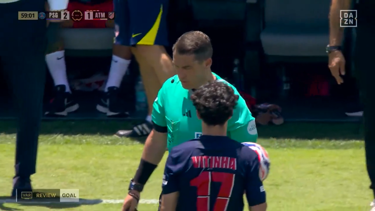 Istvan Kovacs, la microfon! Momentul serii pentru român la PSG - Atletico » A aplicat în premieră noua regulă din fotbal