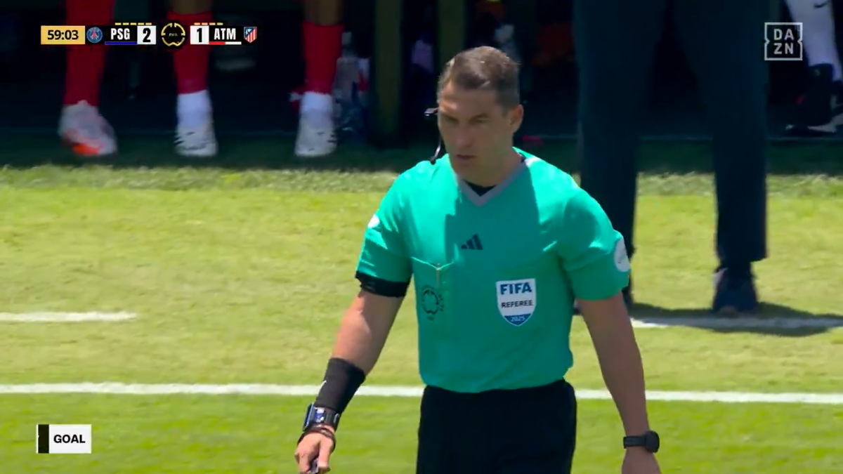 Istvan Kovacs, la microfon! Momentul serii pentru român la PSG - Atletico » A aplicat în premieră noua regulă din fotbal