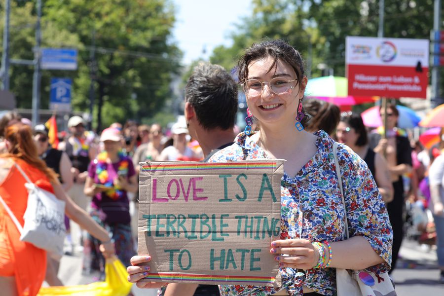 Un mesaj puternic la Viena Pride FOTO: Ionuţ Iordache (GSP) Iubirea. Pe curcubeu și pe galben