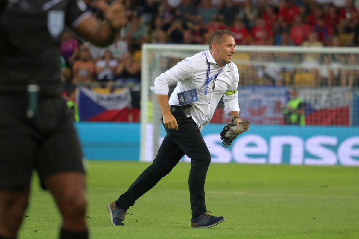 Scene inedite în meciul serii de la Europeanul U21 » Joc întrerupt dintr-un motiv neobișnuit: tot stadionul s-a ridicat și a aplaudat în picioare