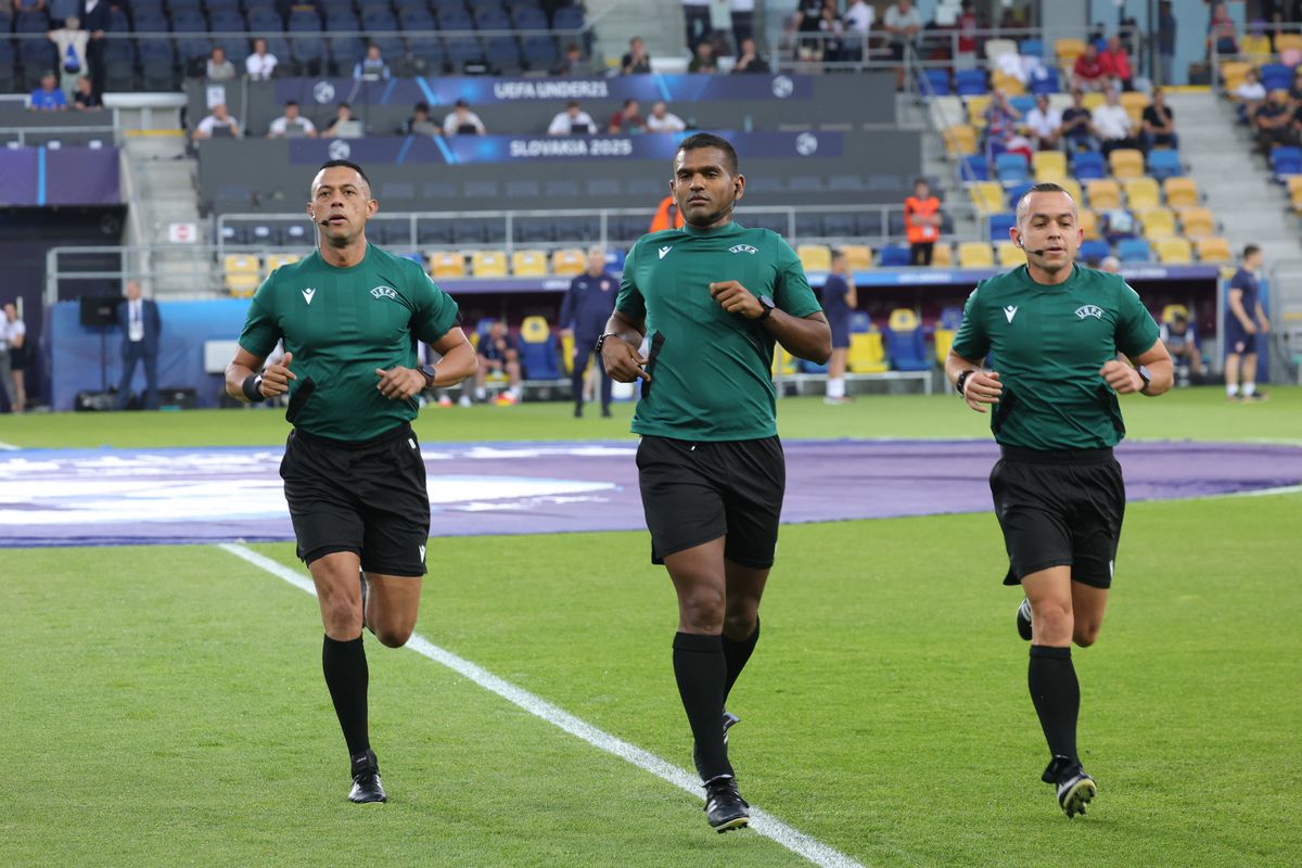 Moment nemaiîntâlnit! Ce i-a cerut arbitrul partidei Cehia U21 - Germania U21 fotoreporterului GSP