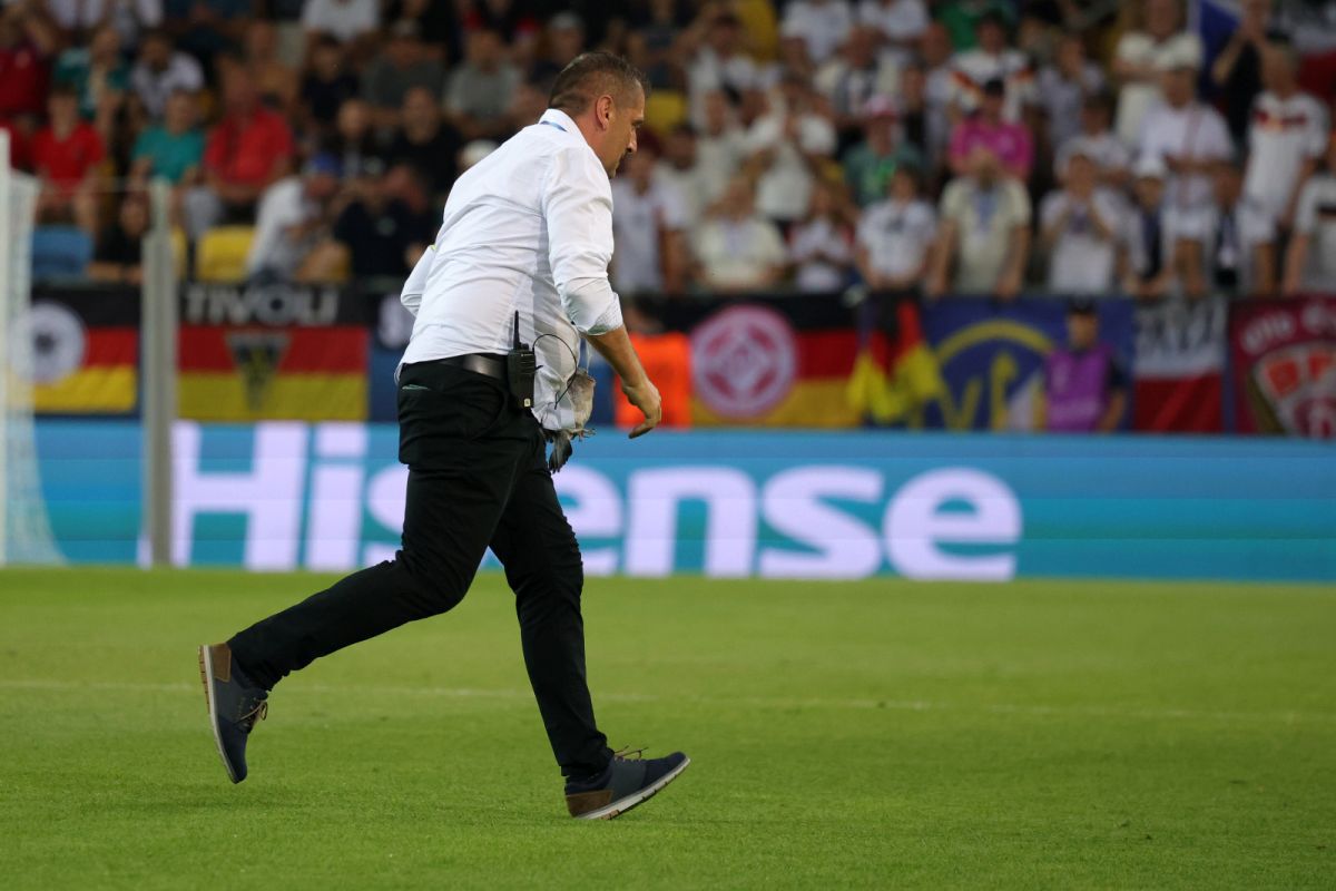 Scene inedite în meciul serii de la Europeanul U21 » Joc întrerupt dintr-un motiv neobișnuit: tot stadionul s-a ridicat și a aplaudat în picioare