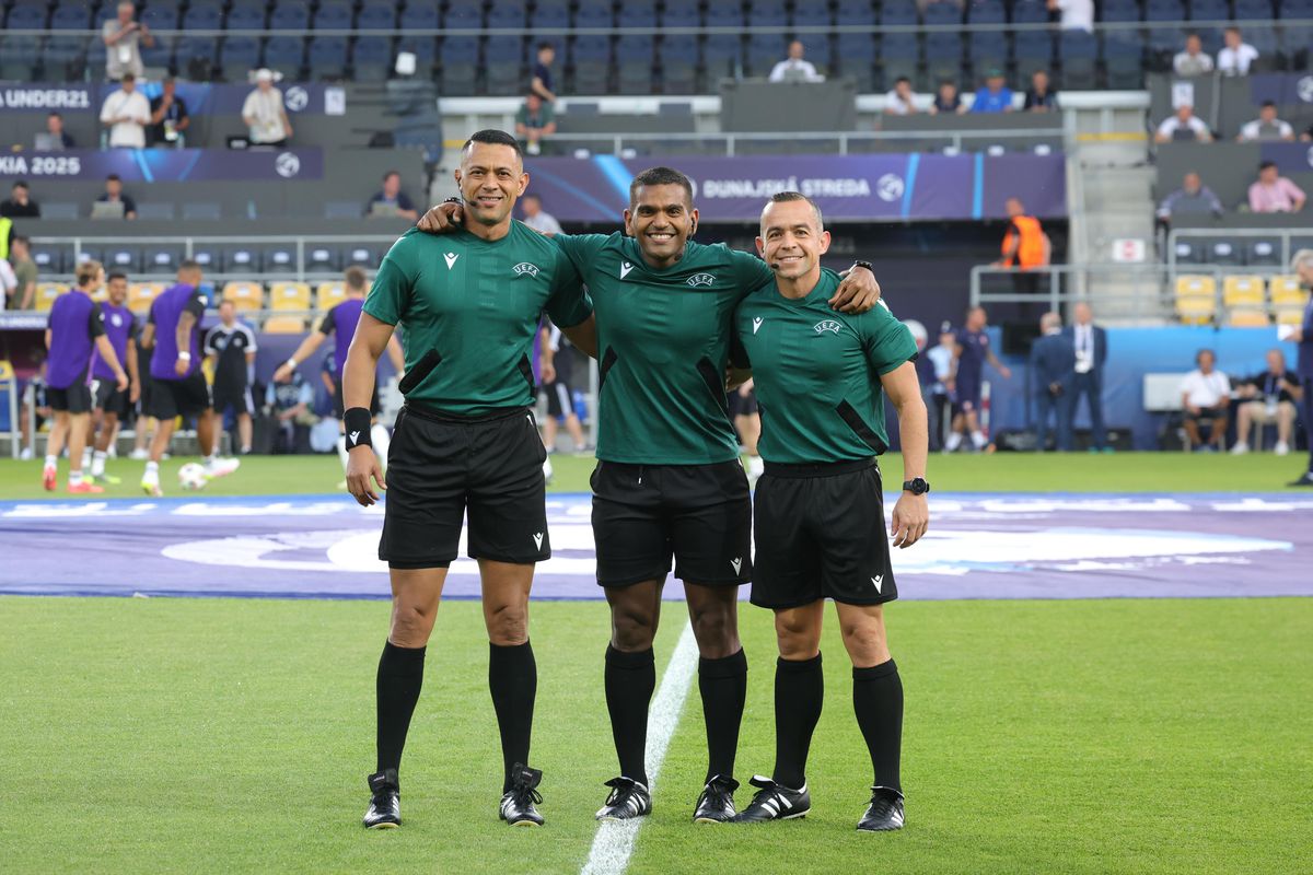 Moment nemaiîntâlnit! Ce i-a cerut arbitrul partidei Cehia U21 - Germania U21 fotoreporterului GSP