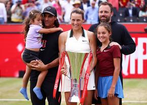 Are 37 de ani, două fetițe și este noua campioană de la Queen’s, cea mai vârstnică în circuitul WTA de la Serena Williams încoace!